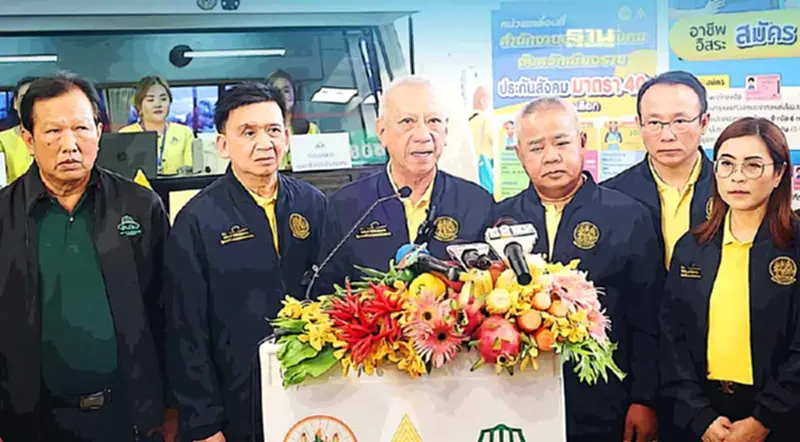 "พิพัฒน์"ลุยตลาดเชียงรายเชิญชวนพ่อค้าแม่ค้าสมัครเป็นผู้ประกันตน ม.40 "พิพัฒน์"ลุยตลาดเชียงรายเชิญชวนพ่อค้าแม่ค้าสมัครเป็นผู้ประกันตน ม.40