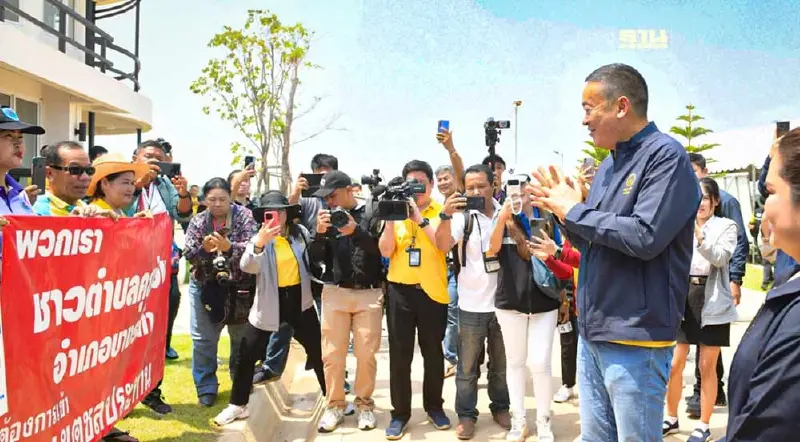 นายกฯ ลงพื้นที่บางระกำ ย้ำรัฐบาลให้ความสำคัญแก้ปัญหาน้ำทั้งระบบ