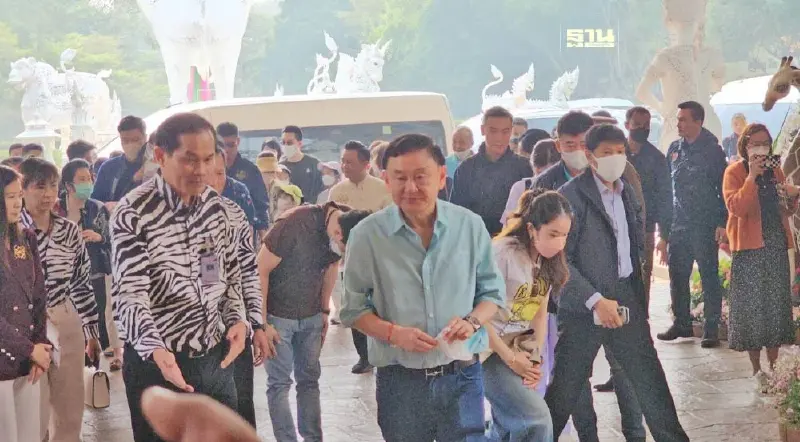 "ทักษิณ" พาหลานเที่ยวสวนสัตว์เชียงใหม่ไนท์ซาฟารี