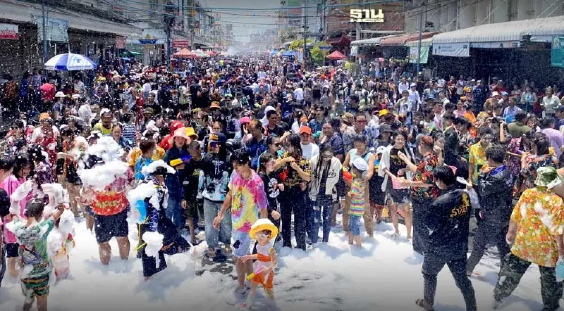 สงกรานต์วันไหลนครปฐม ชุ่มฉ่ำ ประชาชนแห่ร่วมกิจกรรมคึกคัก