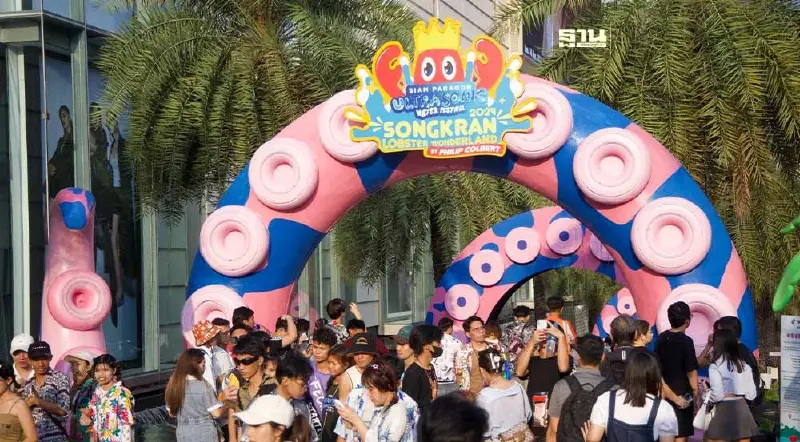 นักท่องเที่ยวฉลองสงกรานต์ สยามพารากอน มันส์ฉ่ำมหกรรมคอนเสิร์ตศิลปินดัง