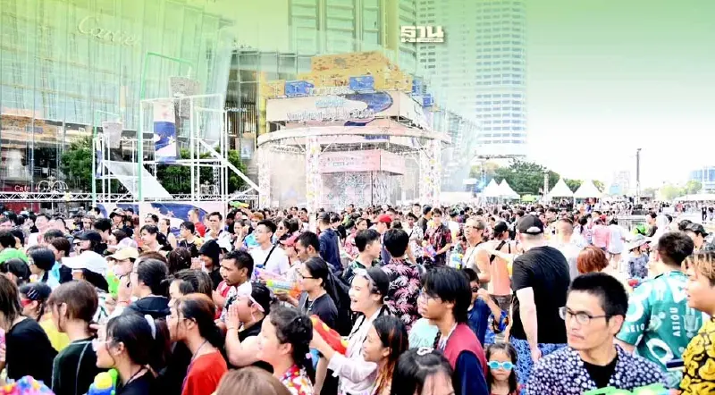 ไอคอนสยามคึกคัก นักท่องเที่ยว ไทย-ต่างชาติ เล่นน้ำสงกรานต์
