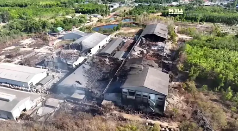 ไฟไหม้โรงงานระยองเริ่มคลี่คลาย บางจุดยังมีควัน เร่งดับให้มอดสนิทวันนี้ ไฟไหม้โรงงานระยองเริ่มคลี่คลาย บางจุดยังมีควัน เร่งดับให้มอดสนิทวันนี้