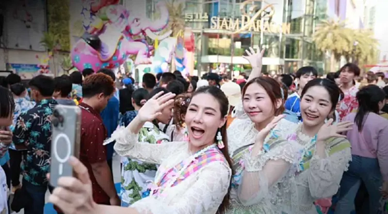 คลื่นนักท่องเที่ยวทะลัก ฉลองสงกรานต์ สยามพารากอน คลื่นนักท่องเที่ยวทะลัก ฉลองสงกรานต์ สยามพารากอน