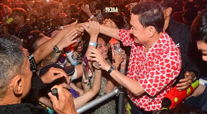 เปิดภาพ "ทักษิณ ชินวัตร" เล่นน้ำสงกรานต์เชียงใหม่