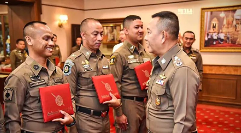 "บิ๊กต่าย"มอบรางวัลเชิดชูเกียรติ 3 ตำรวจ ทำดี มีรางวัล เพื่อเป็นขวัญกำลังใจ "บิ๊กต่าย"มอบรางวัลเชิดชูเกียรติ 3 ตำรวจ ทำดี มีรางวัล เพื่อเป็นขวัญกำลังใจ