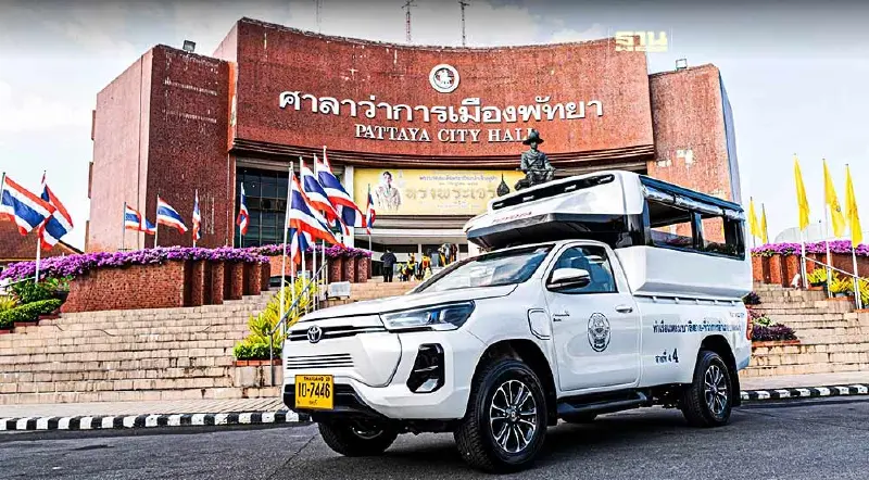 โตโยต้า ส่งมอบ Hilux Revo-e กระบะไฟฟ้า สู่รถสองแถวให้บริการพื้นที่พัทยา