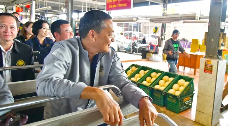 ทัวร์นกขมิ้น ราชบุรี เศรษฐา นั่งรถราง ชมตลาดขายผัก สะดุ้ง พริกกิโลละ 500 บาท