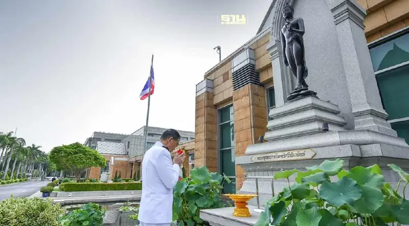 “มาริษ” เข้ากระทรวงการต่างประเทศวันแรก สักการะพระพุทธรูป ก่อนประชุมครม.