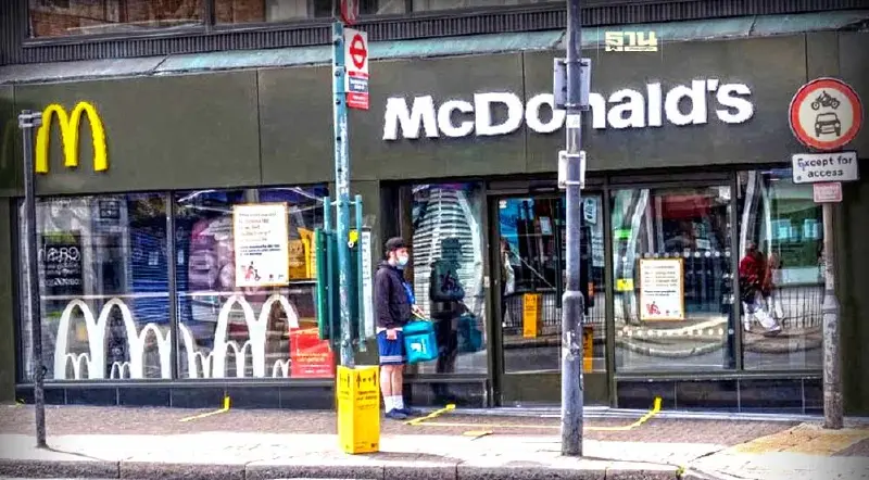 “เงินเฟ้อ ดอกเบี้ยสูง” กระทบผลประกอบการร้านฟาสต์ฟู้ด ทำลูกค้าหาย-ยอดขายหด