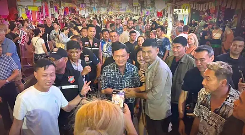 เปิดภาพ ''ทักษิณ''ปรากฏตัวหลังปรับครม. ที่ถนนบางลาป่าตองภูเก็ต เปิดภาพ ''ทักษิณ''ปรากฏตัวหลังปรับครม. ที่ถนนบางลาป่าตองภูเก็ต