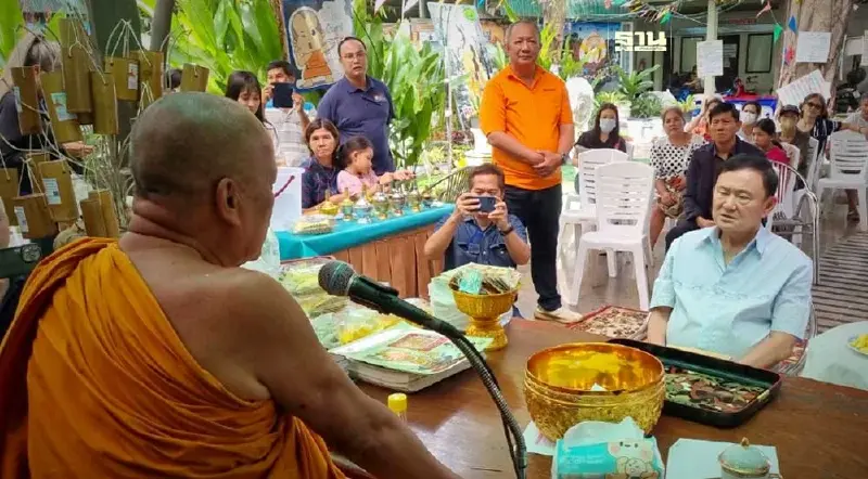 "ทักษิณ"พบ"พระพยอม"สนทนาธรรม ถวาย 2 แสนบาท ช่วยเหลือเหตุไฟไหม้วัดสวนแก้ว