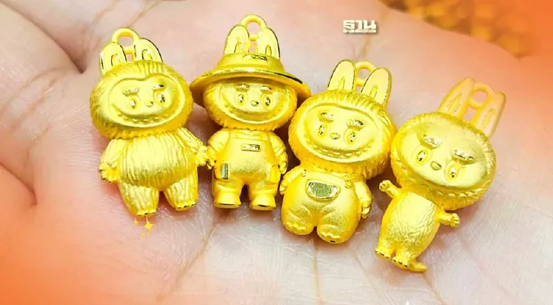 ร้านทอง เกาะกระแสฮิต ตุ๊กตาปีศาจจิ๋ว “ลาบูบู้” แห่เปิดรับสั่งทำจี้ทองคำแท้