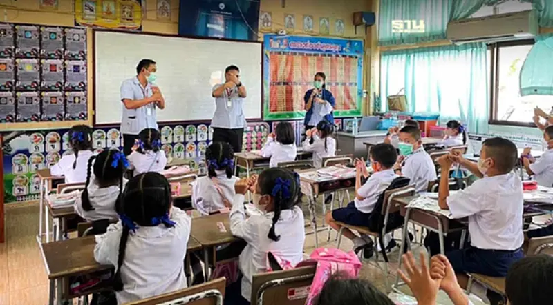 พบนักเรียนป่วยคล้าย "ไข้หวัดใหญ่" เป็นกลุ่มก้อน สธ. เร่งเข้าควบคุม พบนักเรียนป่วยคล้าย "ไข้หวัดใหญ่" เป็นกลุ่มก้อน สธ. เร่งเข้าควบคุม