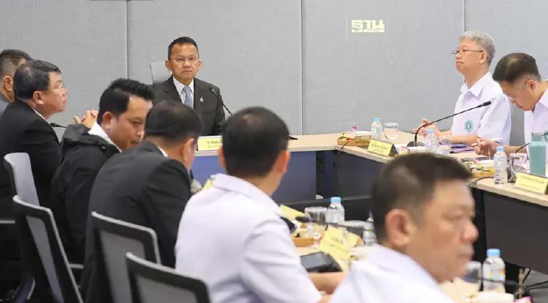 "สมศักดิ์" ตรวจเยี่ยม อย. เร่งแก้ปัญหาขอใบอนุญาตล่าช้า