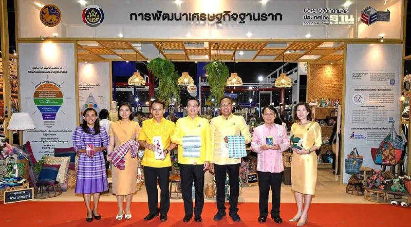 เยี่ยมชมบูธคณะทำงานเศรษฐกิจฐานราก ในงาน “OTOP Midyear 2024” เยี่ยมชมบูธคณะทำงานเศรษฐกิจฐานราก ในงาน “OTOP Midyear 2024”