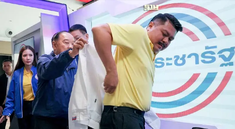 เปิดภาพ "บิ๊กป้อม" ต้อนรับ "วัน อยู่บำรุง" เข้าพลังประชารัฐอย่างเป็นทางการ