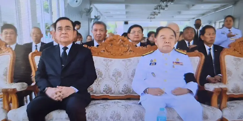 2 ลุง "บิ๊กตู่-บิ๊กป้อม" เจอกันในงานพระราชทานเพลิงศพ พล.อ.กลชัย พรรณเชษฐ์