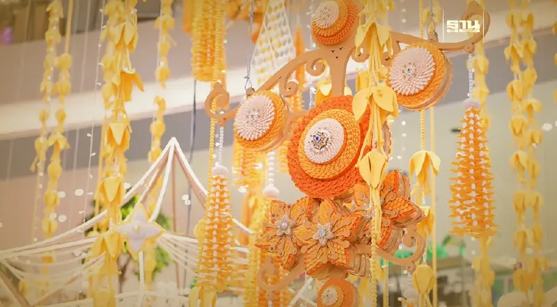 สยามพารากอน-ไอคอนสยาม เนรมิตผลงานหัตศิลป์ถวายพระพรผ่านศิลปะจากดอกไม้ไทย