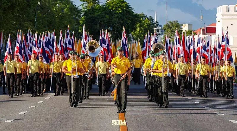 ประมวลภาพ ขบวนพิธี "มอบธงตราสัญลักษณ์" เฉลิมพระเกียรติในหลวง