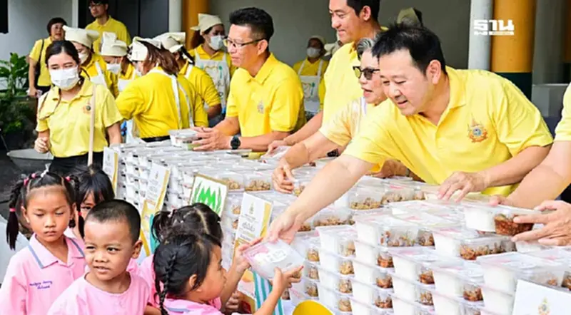 ซีพี-มูลนิธิดวงประทีป แจกข้าวกล่อง 4 พันครัวเรือนคลองเตย ถวายพระราชกุศล ซีพี-มูลนิธิดวงประทีป แจกข้าวกล่อง 4 พันครัวเรือนคลองเตย ถวายพระราชกุศล