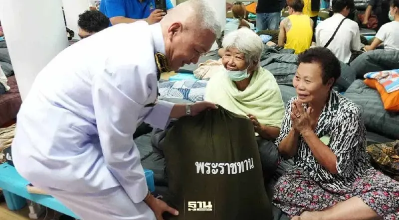 ในหลวง-พระราชินี พระราชทานเครื่องอุปโภคบริโภค ช่วยปชช.เหตุไฟไหม้ชุมชนตรอกโพธิ์