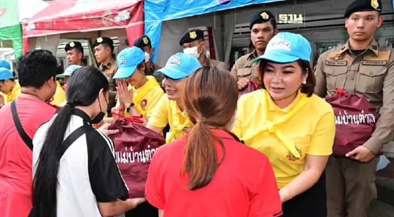 สมาคมแม่บ้านตำรวจมอบสิ่งของช่วยเหลือผู้ประสบภัยไฟไหม้เยาวราช สมาคมแม่บ้านตำรวจมอบสิ่งของช่วยเหลือผู้ประสบภัยไฟไหม้เยาวราช