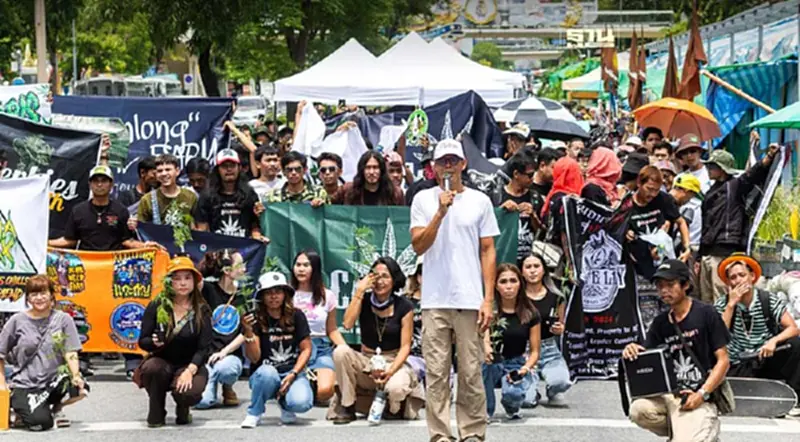 “ม็อบกัญชา”ประกาศยุติชุมนุมหน้าทำเนียบรัฐบาล “ม็อบกัญชา”ประกาศยุติชุมนุมหน้าทำเนียบรัฐบาล