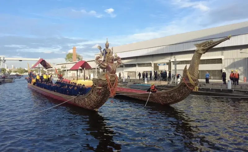 เรือพระที่นั่งนารายณ์ทรงสุบรรณ รัชกาลที่ 9 ประวัติ และ ลักษณะเรือพระที่นั่ง