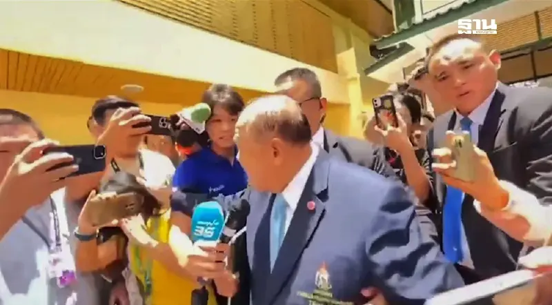 ลุงป้อม โทรขอโทษนักข่าวปมตบหัว สมาคมนักข่าว - ไทยพีบีเอสจี้รับผิดชอบ ลุงป้อม โทรขอโทษนักข่าวปมตบหัว สมาคมนักข่าว - ไทยพีบีเอสจี้รับผิดชอบ