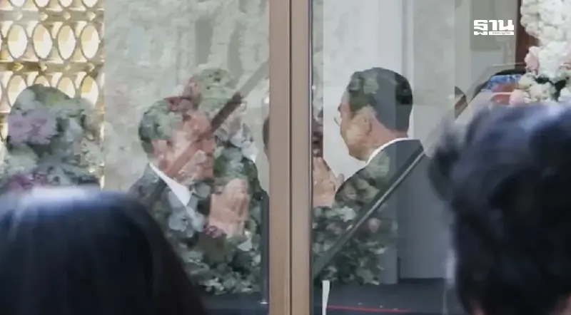 “ทักษิณ-ประยุทธ์” 2 อดีตนายกฯ ยิ้มแย้มทักทายสวัสดีกัน