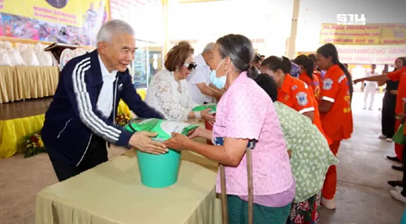 “สุวัจน์”ประธานทิ้งกระจาดโคราช ประชาชนเข้ารับสิ่งของกว่า 4,500 คน “สุวัจน์”ประธานทิ้งกระจาดโคราช ประชาชนเข้ารับสิ่งของกว่า 4,500 คน