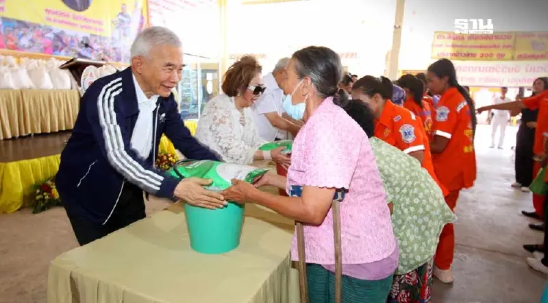 “สุวัจน์”ประธานทิ้งกระจาดโคราช ประชาชนเข้ารับสิ่งของกว่า 4,500 คน
