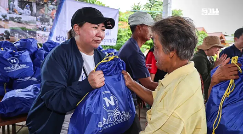เนชั่นปันน้ำใจ ลงพื้นที่แจกถุงยังชีพช่วยผู้ประสบภัยน้ำท่วมสุโขทัย เนชั่นปันน้ำใจ ลงพื้นที่แจกถุงยังชีพช่วยผู้ประสบภัยน้ำท่วมสุโขทัย