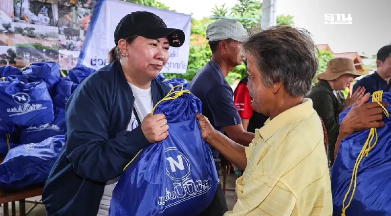 เนชั่นปันน้ำใจ ลงพื้นที่แจกถุงยังชีพช่วยผู้ประสบภัยน้ำท่วมสุโขทัย