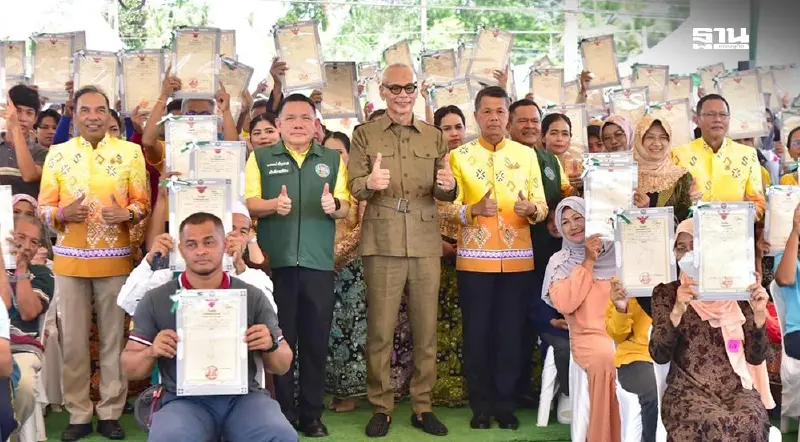 มท.3 มอบโฉนดที่ดิน ให้ชาวสงขลา-ปัตตานี เพื่อความเป็นอยู่ที่มั่นคง