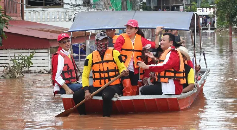 “นายกฯอุ๊งอิ๊ง”ลุยน้ำท่วมดูความเดือดร้อน แจกถุงยังชีพช่วยชาวจังหวัดน่าน