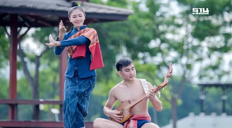 ถอดรหัส “ภูธรเอนเตอร์เทน” การตลาดผ่านหมอลำ ยิงปืนนัดเดียวได้นก 4 ตัว ถอดรหัส “ภูธรเอนเตอร์เทน” การตลาดผ่านหมอลำ ยิงปืนนัดเดียวได้นก 4 ตัว