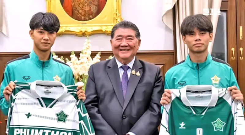 เปิดภาพ "ทวีธาภิเศก" มอบเสื้อ PHUMTHAM ยินดีรุ่นพี่ภูมิธรรม นั่งรมว.กลาโหม เปิดภาพ "ทวีธาภิเศก" มอบเสื้อ PHUMTHAM ยินดีรุ่นพี่ภูมิธรรม นั่งรมว.กลาโหม
