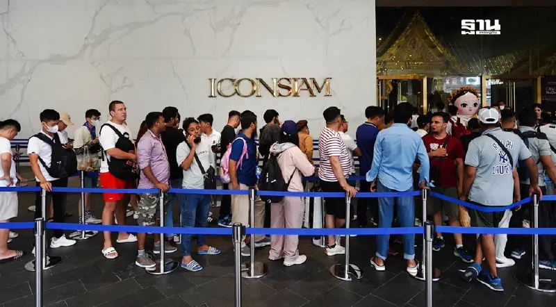 คิวล้นยาว! แฟน Apple แห่รอรับ iPhone 16 รุ่นใหม่ ที่แอ๊ปเปิ้ลสโตร์ ไอคอนสยาม 