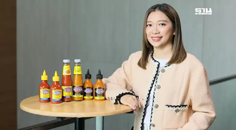 ซอสพริกศรีราชาชู Collaboration Marketing ปล่อยไส้กรอกซอสทะลุ เจาะนิวเจน ซอสพริกศรีราชาชู Collaboration Marketing ปล่อยไส้กรอกซอสทะลุ เจาะนิวเจน