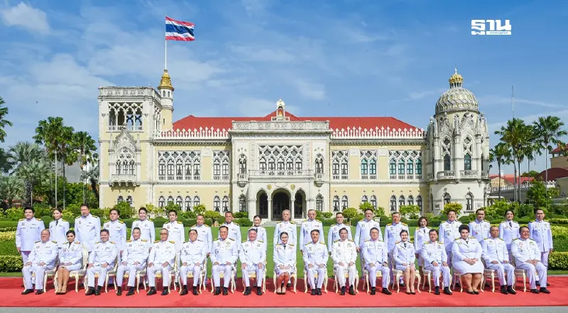 ครม.แพทองธาร ถ่ายภาพหมู่ ก่อนถกคณะรัฐมนตรีนัดพิเศษ