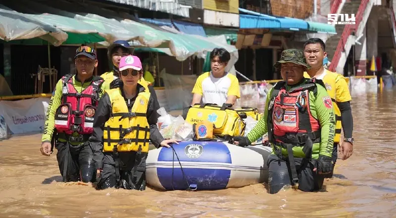 มูลนิธิรพ.สวนดอก คณะแพทยศาสตร์ มช. ลุยแจกถุงยังชีพช่วยผู้ประสบภัยน้ำท่วม