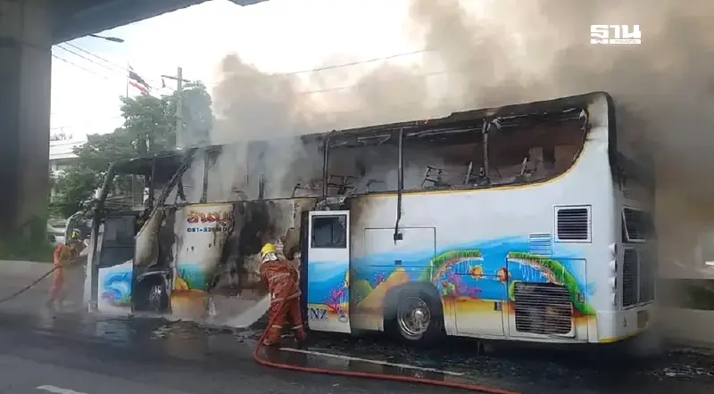 ด่วน! ไฟไหม้รถบัส บนถนนวิภาวดีรังสิต นักเรียนบาดเจ็บ-เสียชีวิต