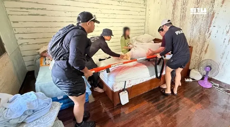 ภารกิจบีบหัวใจ ตำรวจเชียงใหม่ช่วยคุณปู่ อายุ 104 ปี  หนีน้ำท่วมไปที่ปลอดภัย