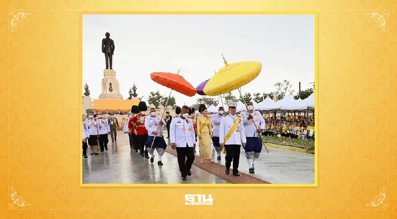 ในหลวง-พระราชินี ทรงวางพวงมาลา พระบรมราชานุสาวรีย์ ในหลวง ร.9