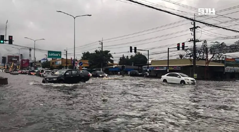 เปิดภาพ "น้ำท่วมชะอำ" ฝนถล่ม-ท่วมขังหลายจุด โรงเรียนเลื่อนสอบ เปิดภาพ "น้ำท่วมชะอำ" ฝนถล่ม-ท่วมขังหลายจุด โรงเรียนเลื่อนสอบ