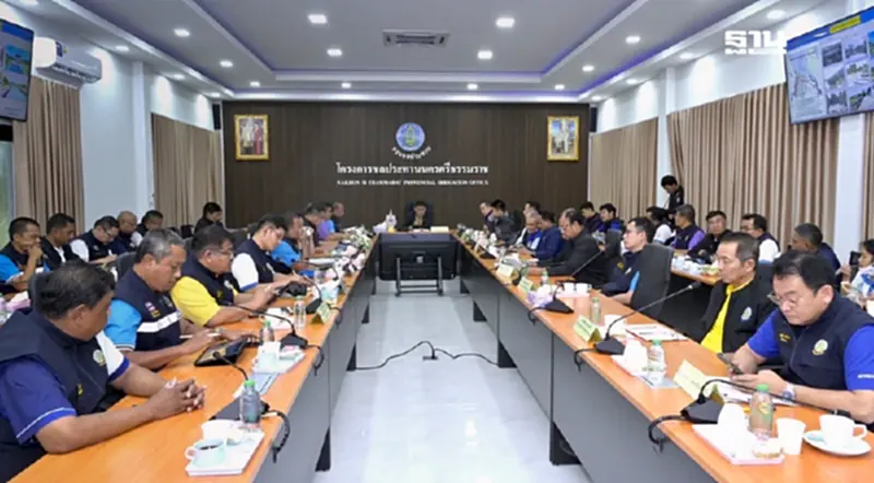 อธิบดีกรมชลฯ นำทีมติดตามน้ำท่วมภาคใต้ มอบถุงยังชีพบรรเทาทุกข์ อธิบดีกรมชลฯ นำทีมติดตามน้ำท่วมภาคใต้ มอบถุงยังชีพบรรเทาทุกข์