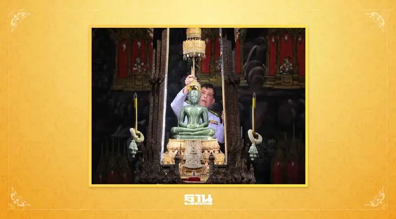 ในหลวง-พระราชินี เสด็จฯ ทรงเปลี่ยนเครื่องทรง พระพุทธมหามณีรัตนปฏิมากร ในหลวง-พระราชินี เสด็จฯ ทรงเปลี่ยนเครื่องทรง พระพุทธมหามณีรัตนปฏิมากร