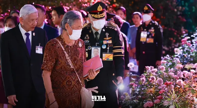 กรมสมเด็จพระเทพฯ เสด็จพระราชดำเนินทอดพระเนตรการจัดแสดงกุหลาบกว่า 260 สายพันธุ์ ในงาน 'กุหลาบรวมน้ำใจ เทิดไท้องค์ราชัน' กรมสมเด็จพระเทพฯ เสด็จพระราชดำเนินทอดพระเนตรการจัดแสดงกุหลาบกว่า 260 สายพันธุ์ ในงาน 'กุหลาบรวมน้ำใจ เทิดไท้องค์ราชัน'